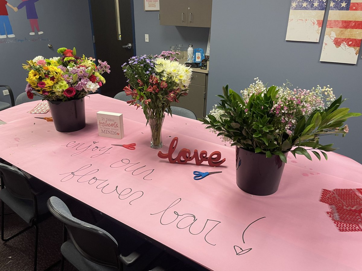 Liberty_D135's tweet photo. Our flower bar this morning was terrific way to start our morning! It brought staff together &amp; lots of smiles! #osd135 #libpride https://t.co/mA0C4b0VSU