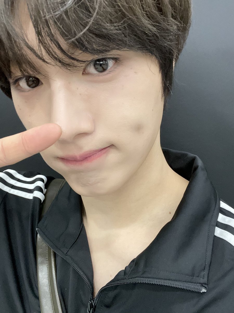 CIX_twt's tweet photo. 마치 예비 고1..😅
초콜릿 대신 셀카🫶🫶🫶

#CIX #씨아이엑스 #현석 #윤현석 #서기 #막내 #FIX #픽스 #픽스내거 https://t.co/A1jQUJpmhA