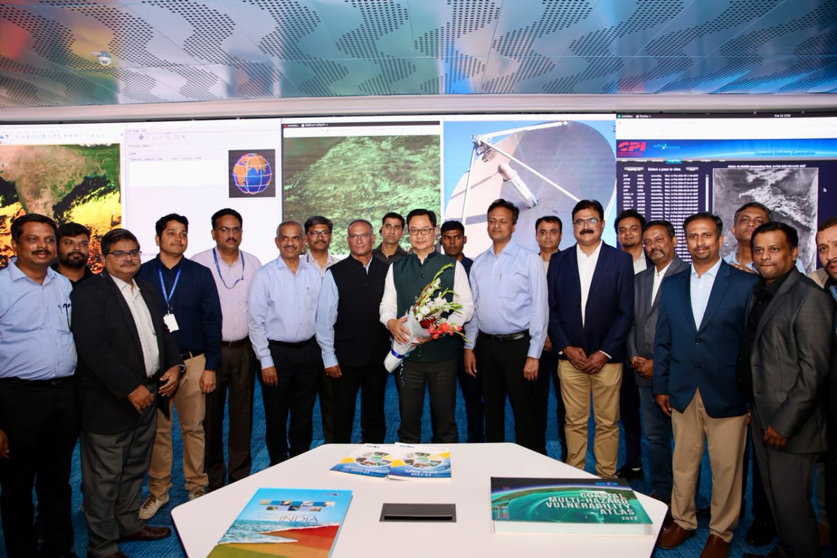 Hon'ble Union Minister of Earth Sciences Shri @KirenRijiju ji visited & inaugurated the 'Synergistic Ocean Observation Prediction Services (SynOPS)' Facility at @ESSO_INCOIS, Hyderabad, enhancing India's ocean monitoring capabilities. 
Hon'ble Minister also unveiled a thematic