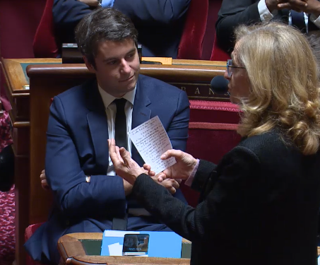 cafepedagogique's tweet photo. Au Sénat, N Belloubet se donne du mal pour ne pas prononcer "groupe de niveau". Elle parle de "groupes qui permettraient de prendre en charge l'hétérogénéité des élèves" sous le regard amusé de G Attal
https://t.co/pXf1VJ3YZC https://t.co/b9Ct40RzPQ
