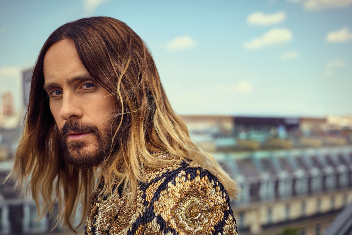 “Alguna gente cree en dios, yo creo en la música. Alguna gente reza, yo enciendo la radio.” por <a href="/JaredLeto/">JARED LETO</a> #diadelaradio