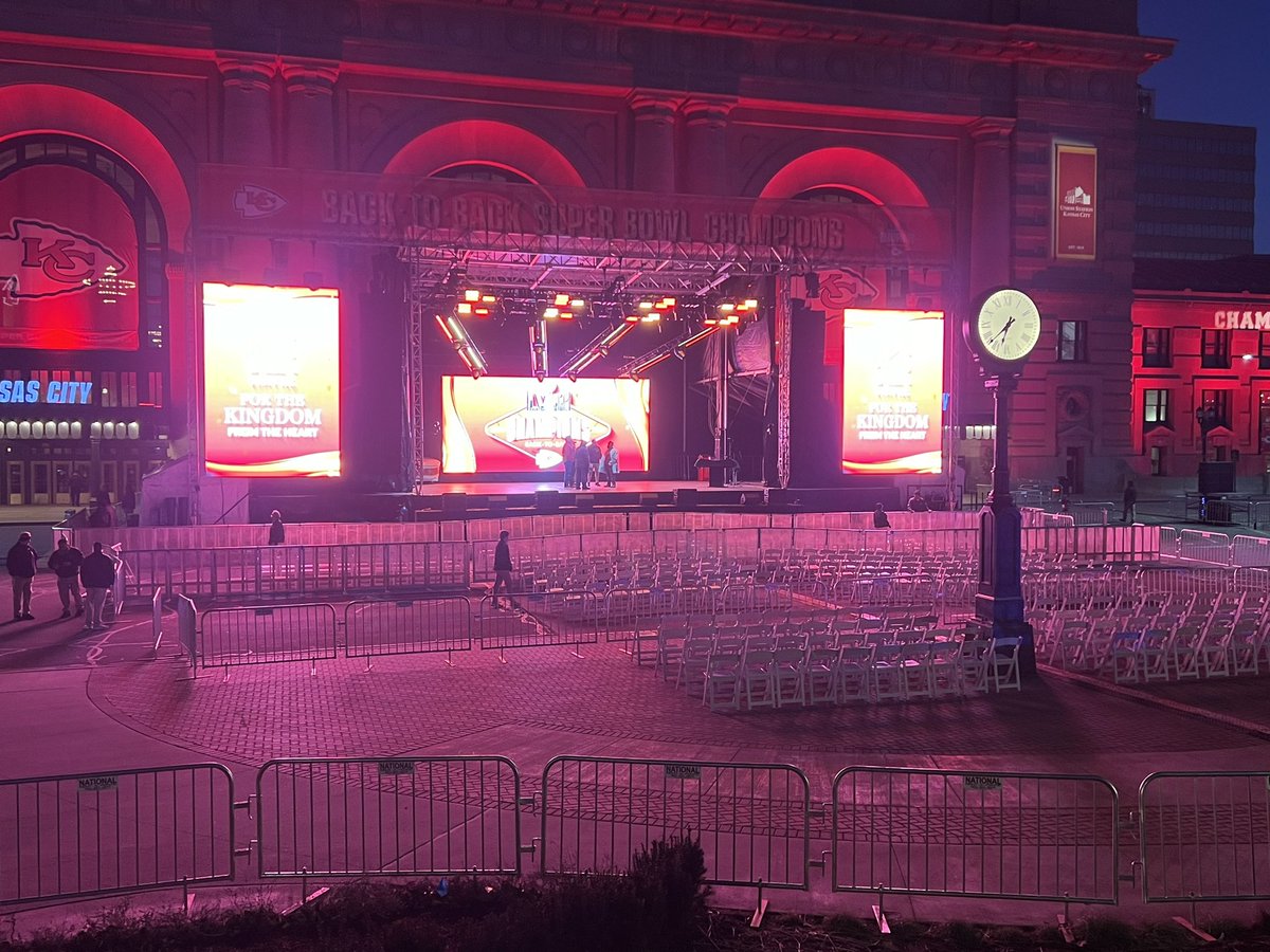 It’s victory parade day! The stage is set at <a href="/UnionStationKC/">Union Station KC</a>. Some fans said they started arriving at 9:30 LAST NIGHT to secure a good spot  #ChiefsKingdom #ChiefsDynasty  <a href="/fox4kc/">FOX4 News Kansas City</a>