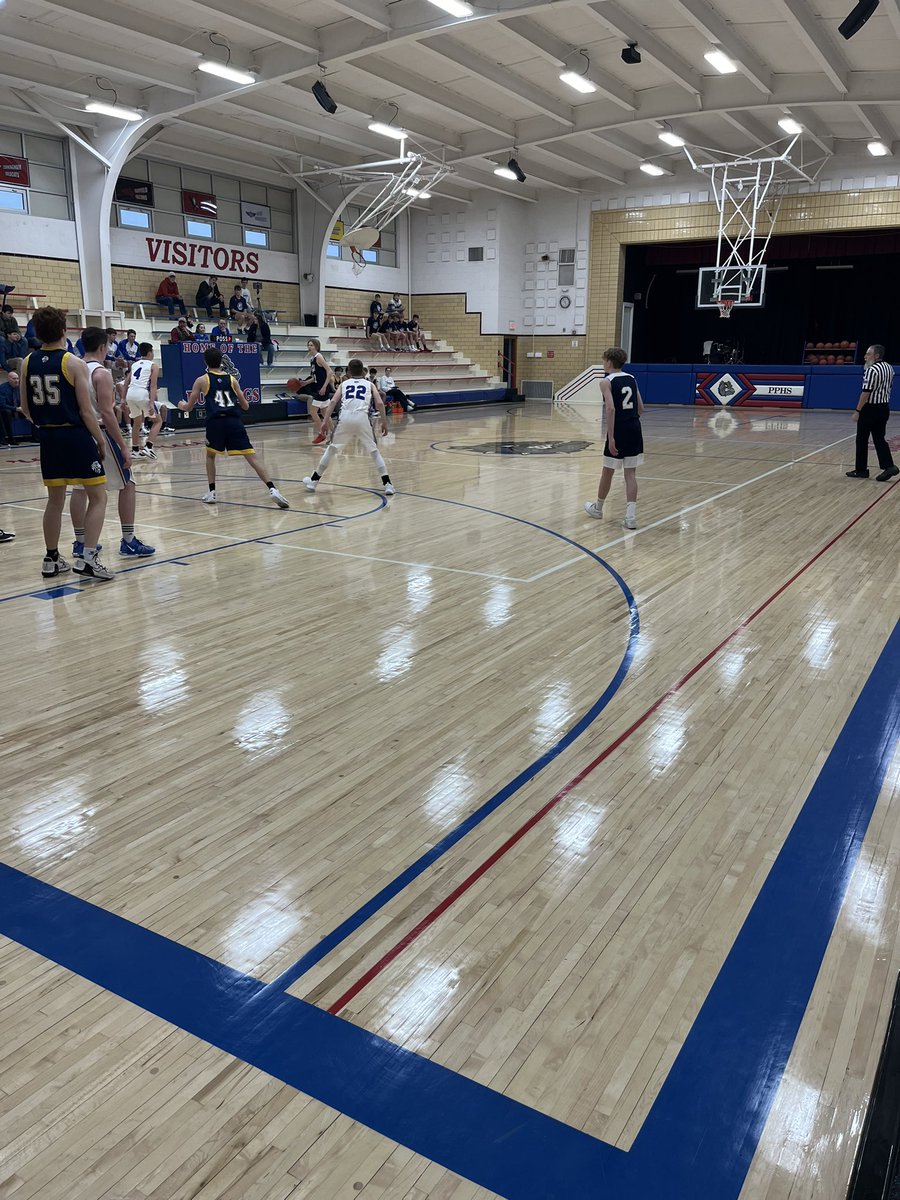 IT_guy8706's tweet photo. Gotta love a small town school! Two sided restraining line, wooden seating, and concrete steps!
#OldSchool #SmallGym https://t.co/1sWn7x9hRV