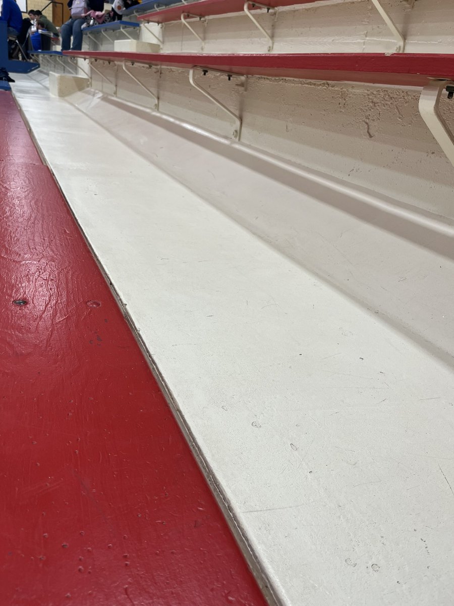 IT_guy8706's tweet photo. Gotta love a small town school! Two sided restraining line, wooden seating, and concrete steps!
#OldSchool #SmallGym https://t.co/1sWn7x9hRV