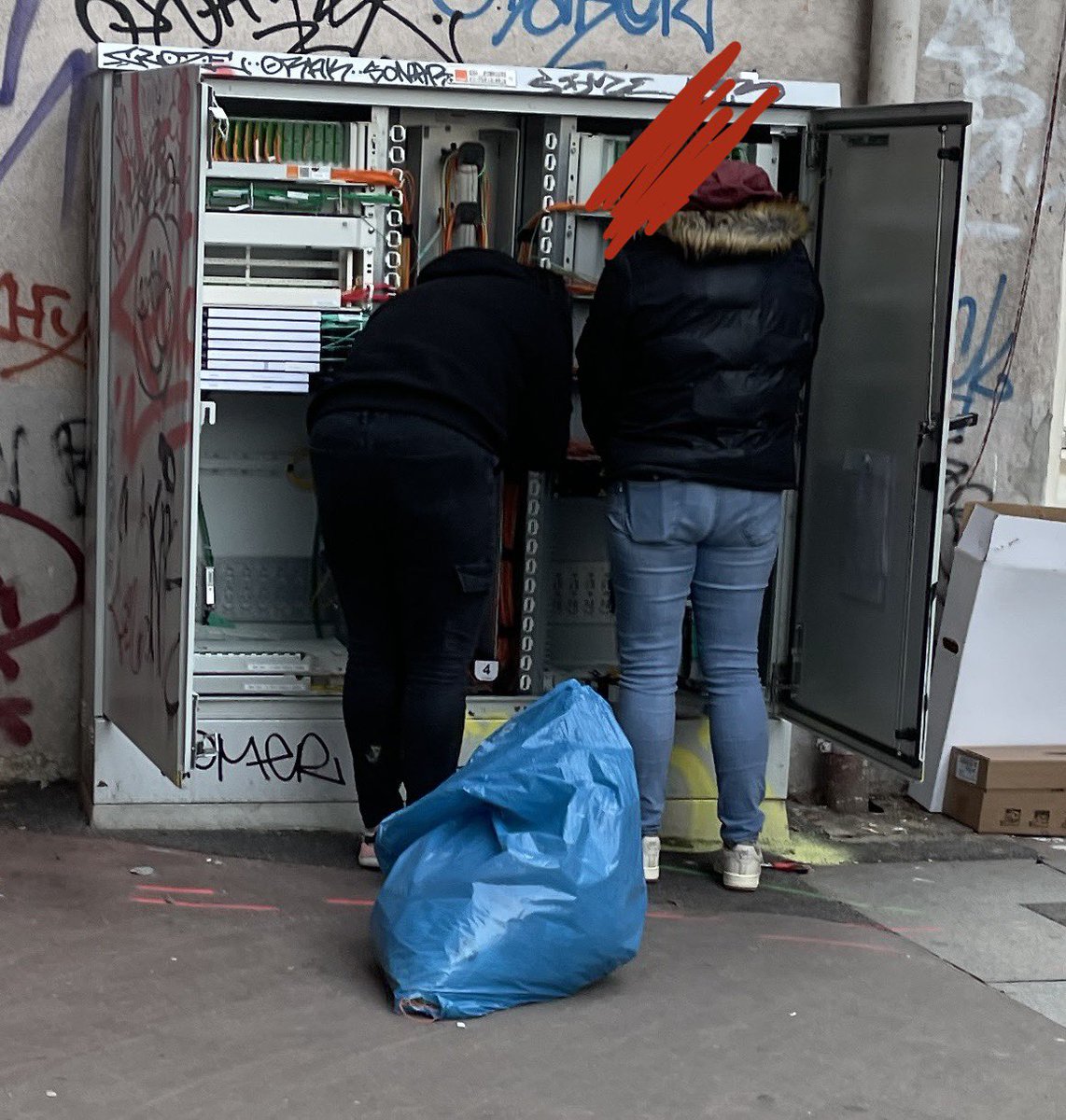 Rida (@bigneo_) on Twitter photo Il vient de se passer une DINGUERIE. ma connexion coupe en plein live. Je vais voir direct le boîtier fibre. Je vois 2 femmes en train de couper des câbles ( elles travaillent chez <a href="/Orange_France/">Orange France</a> mais aucun uniforme / gilets RIEN. )
Elles me disent qu’elles sont là pour Il vient de se passer une DINGUERIE. ma connexion coupe en plein live. Je vais voir direct le boîtier fibre. Je vois 2 femmes en train de couper des câbles ( elles travaillent chez <a href="/Orange_France/">Orange France</a> mais aucun uniforme / gilets RIEN. )
Elles me disent qu’elles sont là pour