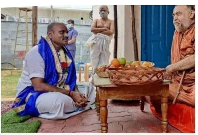 UnityInDiverse's tweet photo. @sjeeva26 நீலகிரியில் @Murugan_MoS அய்யா கடுமையாக உழைத்தபோது எடுத்த படம்.
இப்படி உழைச்சு @dmk_raja வுக்கு டஃப் காம்படிஷன் கொடுத்தாராமா..?
யோவ் குடுமி விகடா.. இதைக் கேட்டா அவரே சிரிச்சிடுவாருய்யா .. https://t.co/ER2dhW0Q3Z
