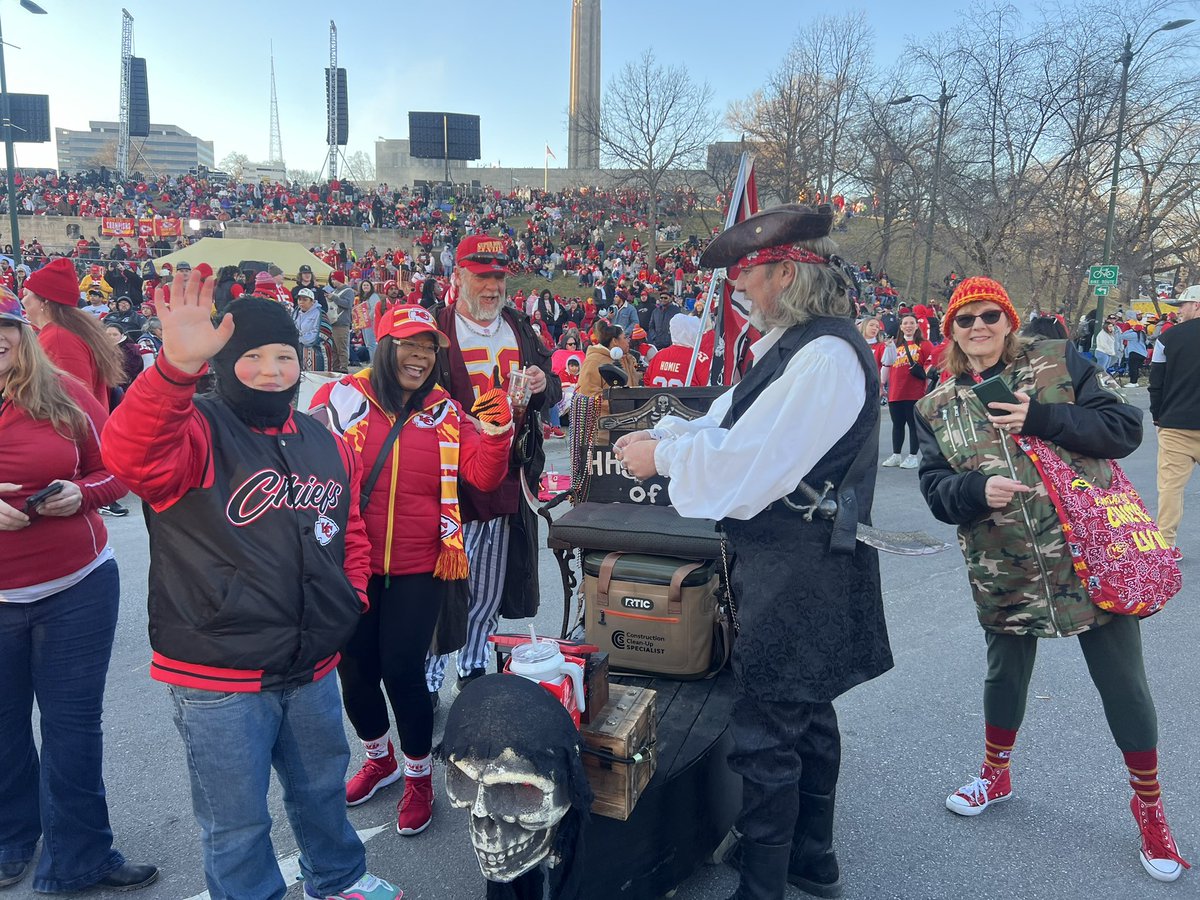 The crowd continues to grow here at <a href="/UnionStationKC/">Union Station KC</a> #Chiefs  <a href="/fox4kc/">FOX4 News Kansas City</a>