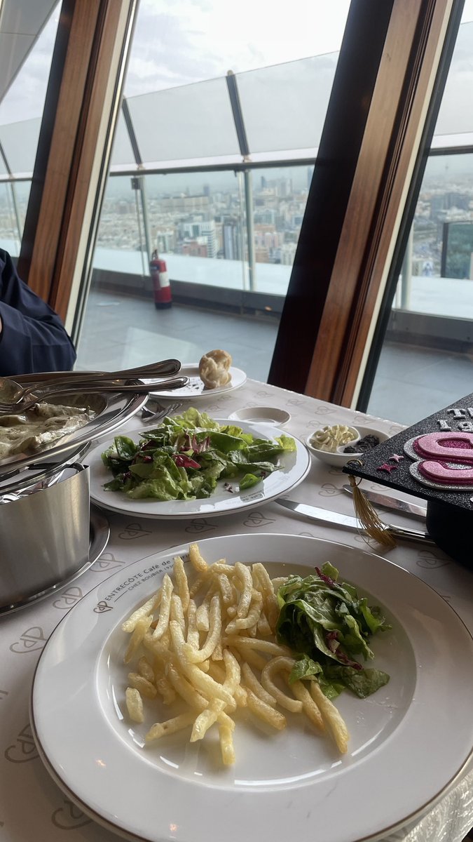 | sara🎓| tweet media