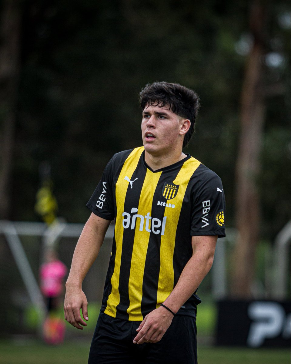 Luciano González salió de la convocatoria ya que no tiene contrato, Peñarol tenía pensado hacerlo el lunes
pero la AUF estaba cerrada por feriado de carnaval.