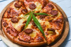 LucieBloom's tweet photo. @anthonyshock Actual "Amsterdam style" pizza? https://t.co/xfEUKtyOnK