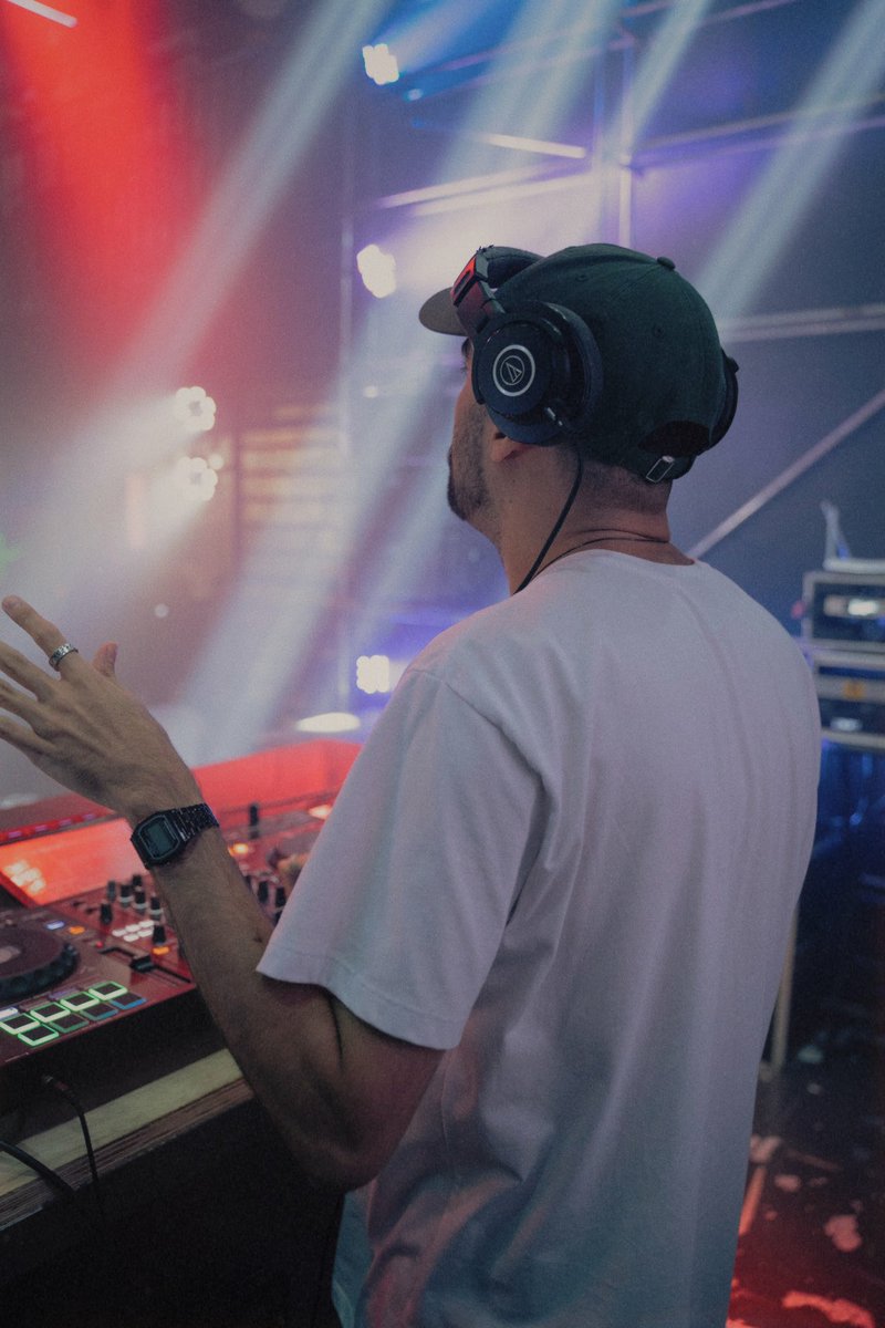 ewmusik's tweet photo. SPOILER DO PRÓXIMO LANÇAMENTO 🔥

Ontem saiu pela Clubmood Vibes a première da “Feels” uma das músicas em colab com Tavaresgui que vão ser lançadas pela label Armonia dia 21 de fevereiro! 

Curte aí e bota na agenda pra ouvir o EP completo 🤎

link pra pré-save/pre-order na bio. https://t.co/HZMneM4UPI