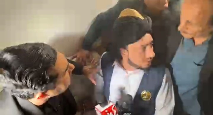 IqbalChitrali's tweet photo. اقرار صاحب @iqrarulhassan
مذہب کے لبادہ میں چہپے بھیڑوں کو بے نقاب کے پر قوم آپ کو سلام پیش کرتی ہے
#iqrarulhasan #shuf #peer #Elections2024 https://t.co/RlyUF7WJwm