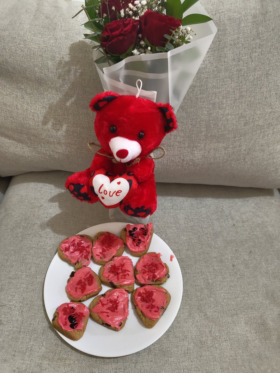 Infosec_4_all's tweet photo. The cookies came out so so but delicious, she loved them.
#ValentinesDay #cybersecuritychef #valentinescookies #abudhabi https://t.co/6iuzx5yh4C