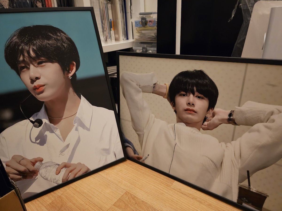 이제 액자는 사지 않겠다던 다짐이 2년 정도 되어갈 때 쯤.. 사지 않을 수 없었다😅 아크릴이 예쁘긴 하지만 볼때마다 헤벌쭉 내 얼굴 비칠 생각에 매트로 했는데 솜사탕 같은 느낌이다 퐁실퐁실 몽글몽글😍 좋은 꿈 꿀 것 같다🥰
한동안 자리를 지켜준 형원이들아 언젠가 새로운 자리를 만들어줄게🫶🏻