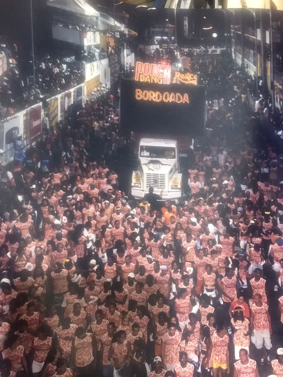 radionovelo's tweet photo. Nesse carnaval, você foi de bloco de trio ou de bloco do eu sozinho? https://t.co/SzXkgRjDcM