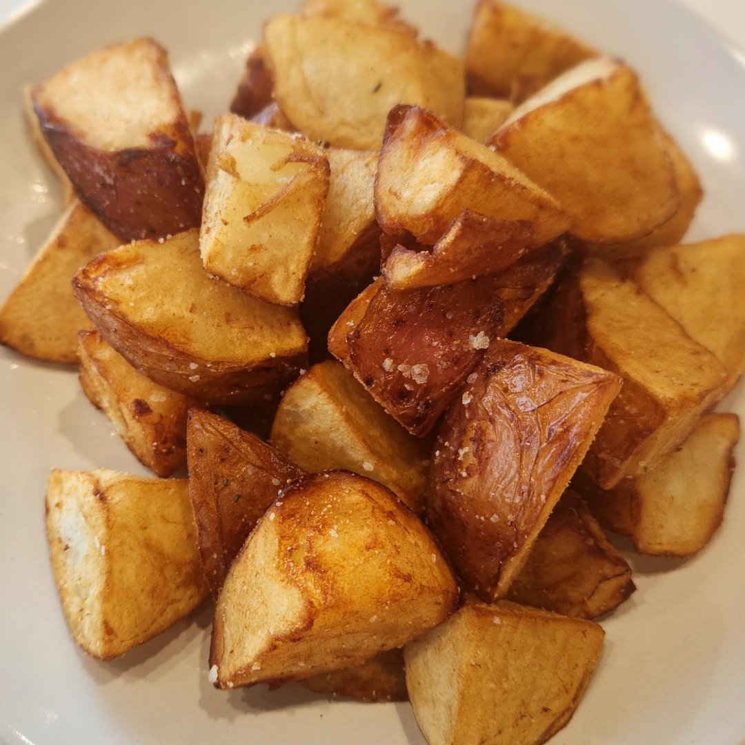 🥔✨ Indulge in comfort with Mama's Homestyle Red Potatoes! Our kitchen secret for a warm, homey feeling on your plate. Each bite is a taste of nostalgia and love. Tag someone who appreciates the joy of homestyle goodness! 🏡❤️

#MamasRedPotatoes #ComfortFood #HomestyleCooking