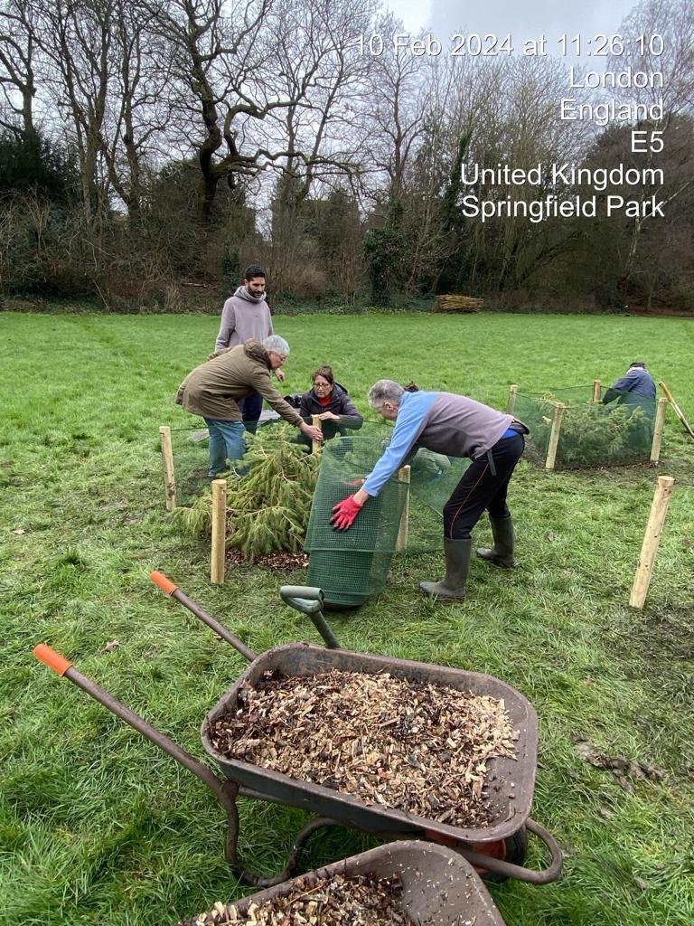 SPUGHackney's tweet image. Well done to everyone who came to help in the planting of new Hedges and Trees in Springfield Park @SPUGHackney member @sartain_stephen "We had a fantastic turnout for our wonderful park: Big Thank you to @hackneycouncil Parks Staff - please visit and enjoy our beautiful park"