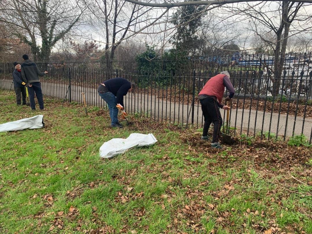 SPUGHackney's tweet image. Well done to everyone who came to help in the planting of new Hedges and Trees in Springfield Park @SPUGHackney member @sartain_stephen "We had a fantastic turnout for our wonderful park: Big Thank you to @hackneycouncil Parks Staff - please visit and enjoy our beautiful park"