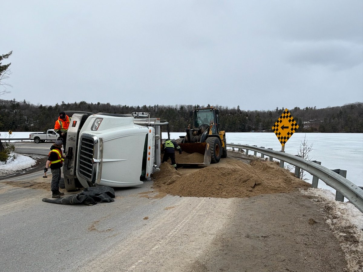 OPP_ER's tweet image. #FrontenacOPP commercial vehicle rollover on Westport Road - Hamlet of Fermoy. No injuries. Roadway closed and detoured for approximately 45 minutes for clean-up and removal of the vehicle. ^rm