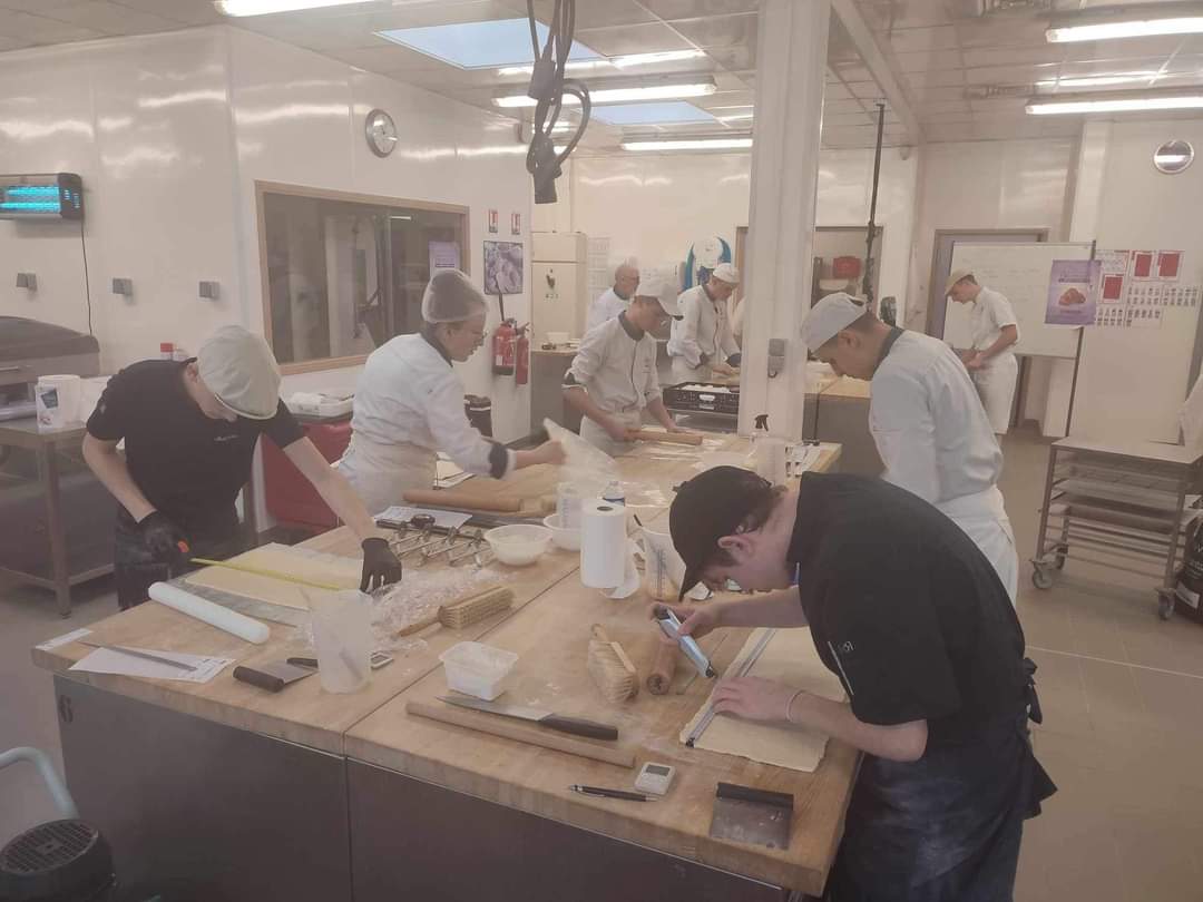 LyceeDetroit's tweet photo. Sélection Régionale Hauts de France pour le concours du "Meilleur Croissant au Beurre d'Isigny" 🥐
L'UFA du Détroit est représentée par Clément Top, apprenti en terminale CAP boulanger et son enseignant Sébastien Thomas. 🥖🥐
@dsden62
@academiedelille https://t.co/sMWoyxqcik