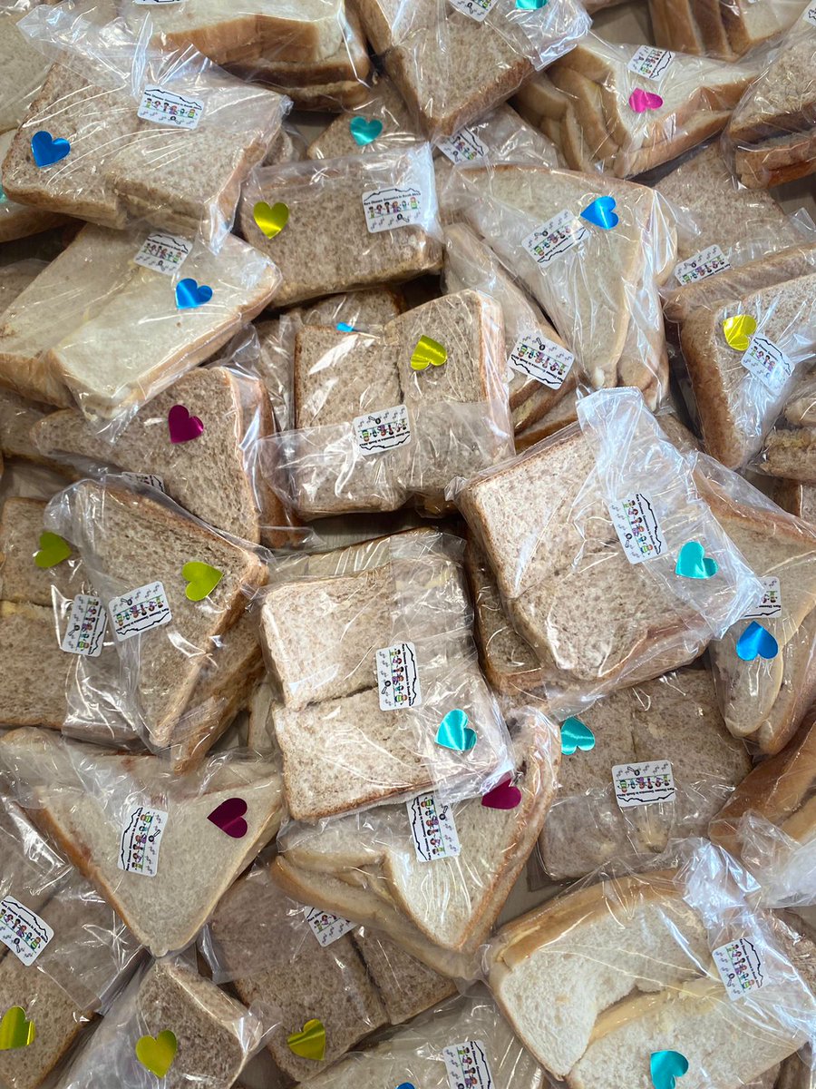RareGenomicsRSA's tweet photo. #29DaysOfRare
Our Wednesday Sandwich drive was in full swing today!
The team was on a mission and boy did we deliver.
Families so grateful for the sandwiches, not an empty tummy in the clinic😊
Extra ❤️💛💚💙💜 for today!
@SuMBHG @SUhealthsci https://t.co/HHnqBqanQ2