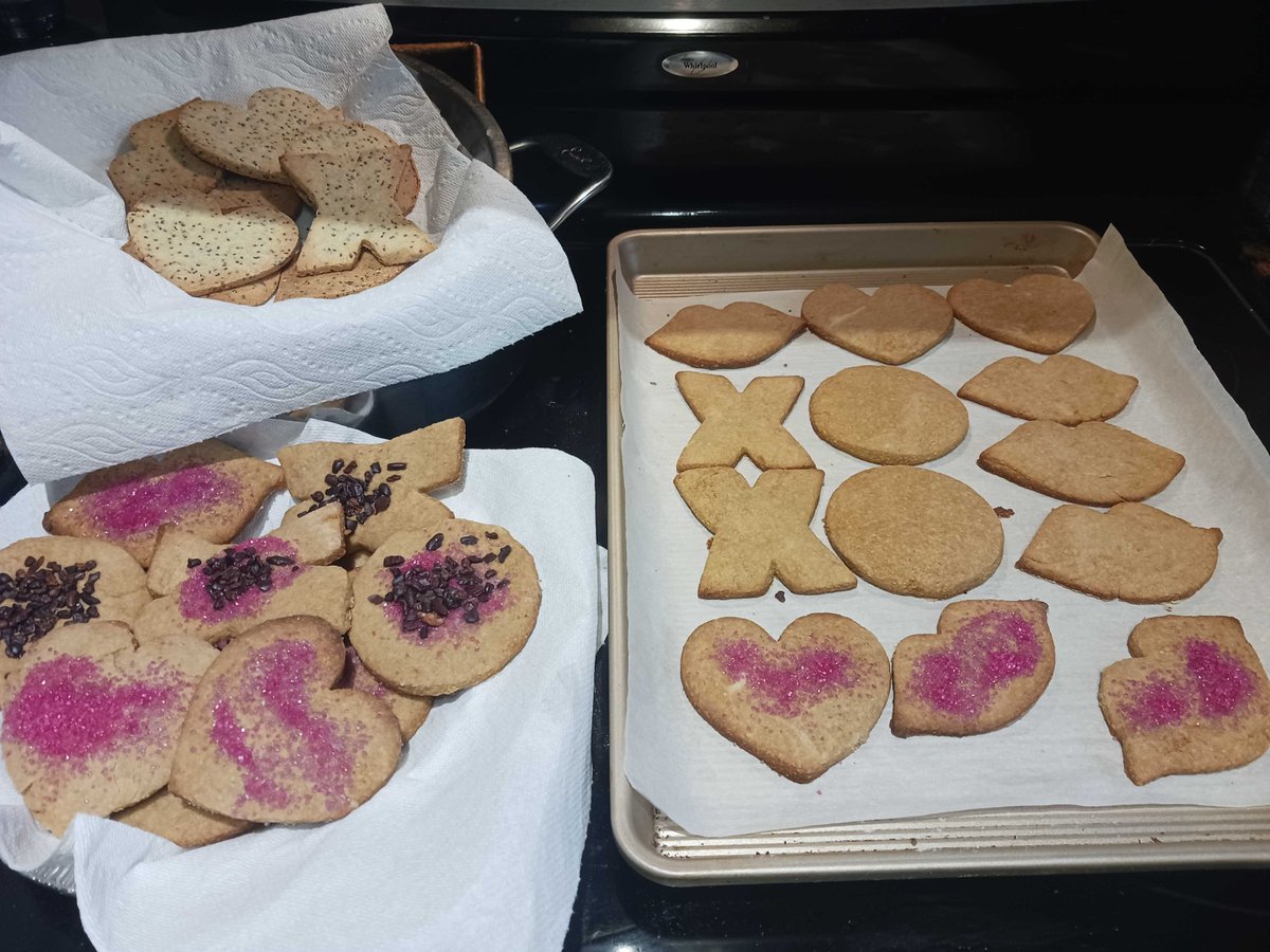Took a break to make some healthy #ValentineDay #crackers & #cookies!
#Almond flour & #chia seed crackers & almond flour cookies with coconut sugar, veggie-died pink sprinkles & cacao nibs! 
w/ @SusanBryenton❤️
#emergingbrands #founders #entrepreneur #investors #startups #funding