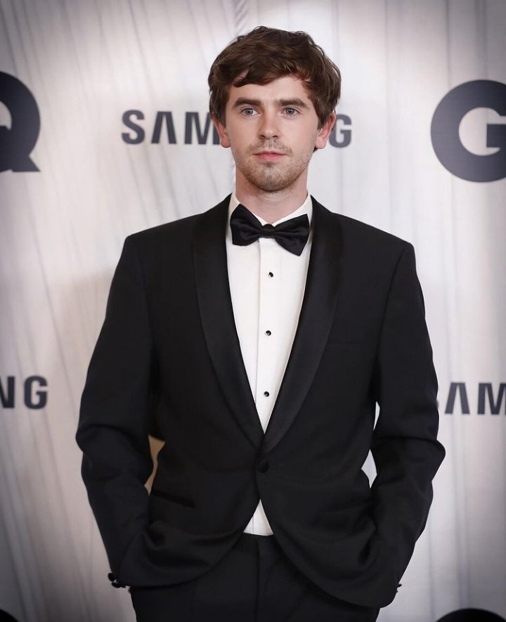 feliz cumpleaños al chabon que invento la actuacion, freddie highmore🙏🏻🖤