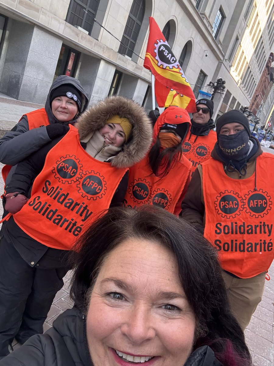 Well one great union leader @AlexSilasPSAC has been stopped from joining a @psac_afpc legal picket lines so another « Silas » joined in Solidarity w/ National Defence workers for a fair contract . @BillBlair - these workers deserve better !