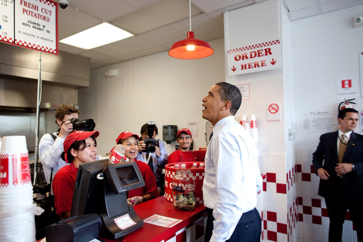 ValterNBF's tweet photo. @psocialista Só é pena a foto ser montagem ou não ser em Portugal... Porque ainda não existe nenhum "Five Guys" em portugal, e com o esforço fiscal que existe por cá dúvido que venha a existir. https://t.co/jJrIYCx9f2