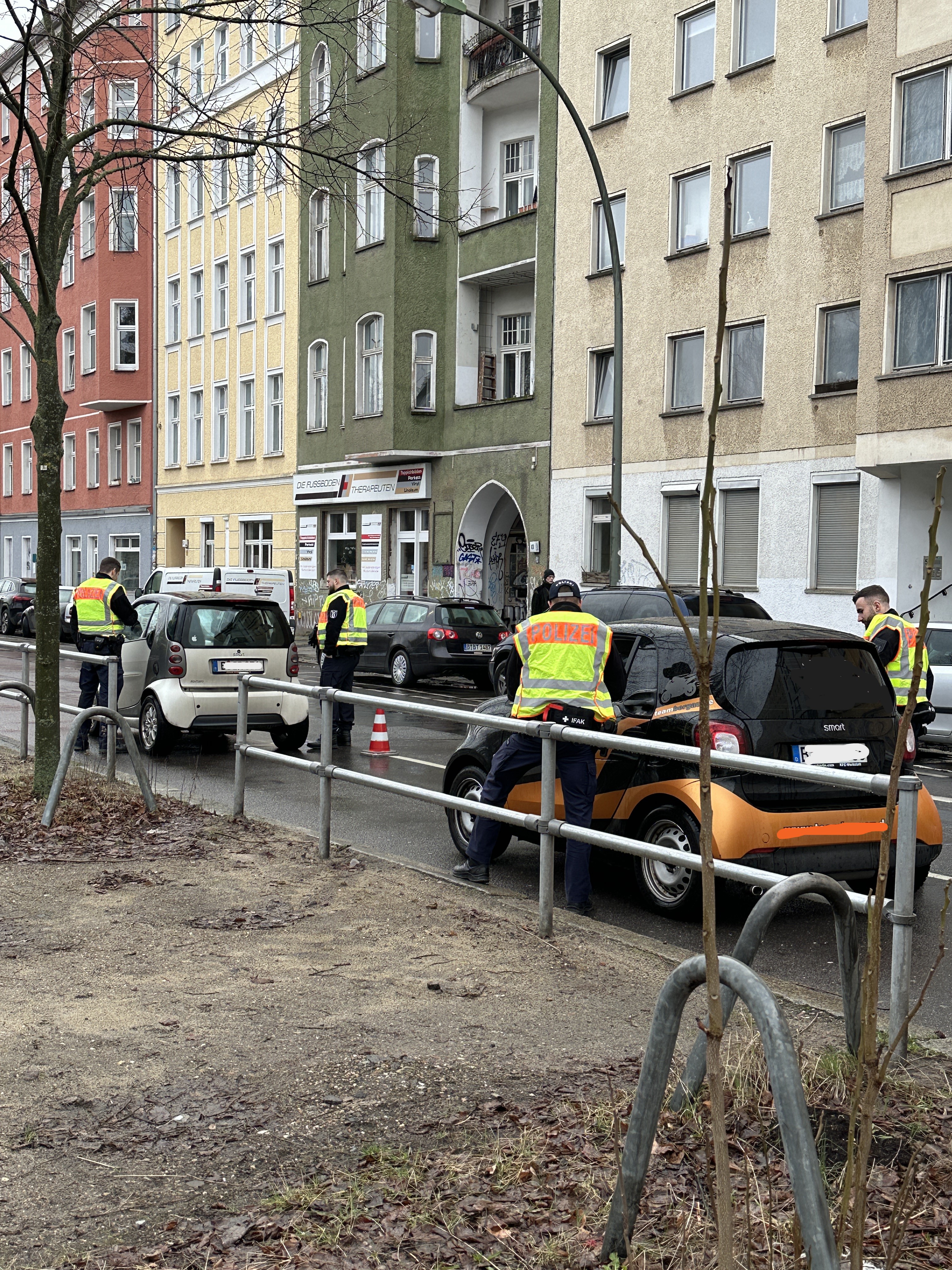 Polizei Berlin on X: Ein Mann, der in einem Pkw in falscher