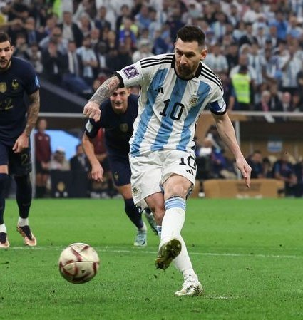 ElInmortal____'s tweet photo. En los 39 partidos que supusieron sus 3 Champions seguidas, Cristiano Ronaldo marcó 6 penaltis.

En los 7 partidos que supusieron su Qatar's Cup con Argentina, Messi marcó 5 penaltis

"Cristiano Ronaldo es Penaldo"
"Messi es GOAT"

Cuando la ficción supera a la realidad pasa esto https://t.co/JpOkAtIf0G