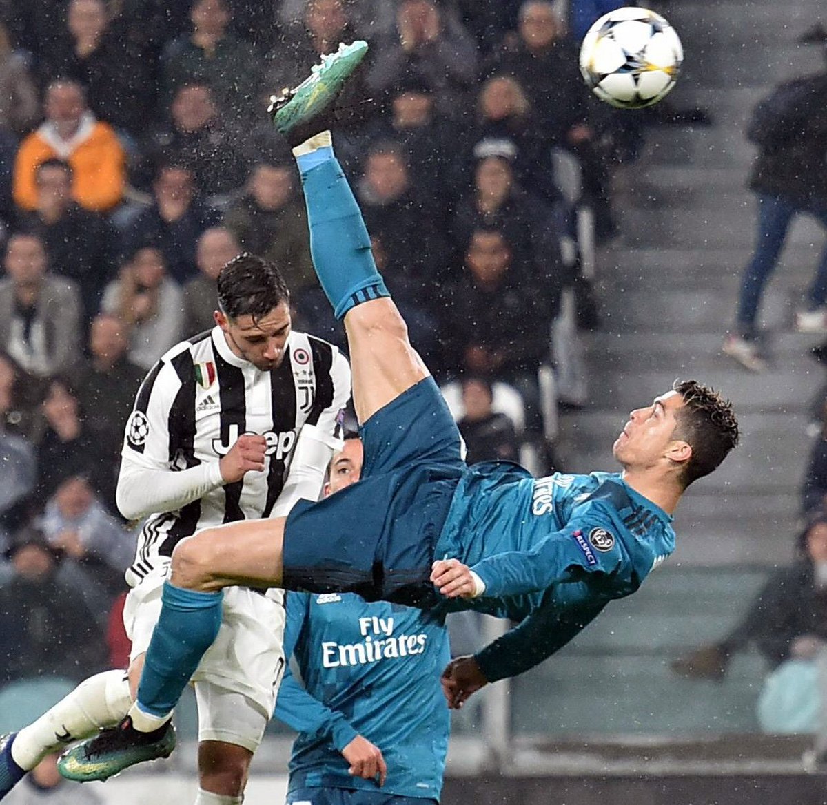 ElInmortal____'s tweet photo. En los 39 partidos que supusieron sus 3 Champions seguidas, Cristiano Ronaldo marcó 6 penaltis.

En los 7 partidos que supusieron su Qatar's Cup con Argentina, Messi marcó 5 penaltis

"Cristiano Ronaldo es Penaldo"
"Messi es GOAT"

Cuando la ficción supera a la realidad pasa esto https://t.co/JpOkAtIf0G