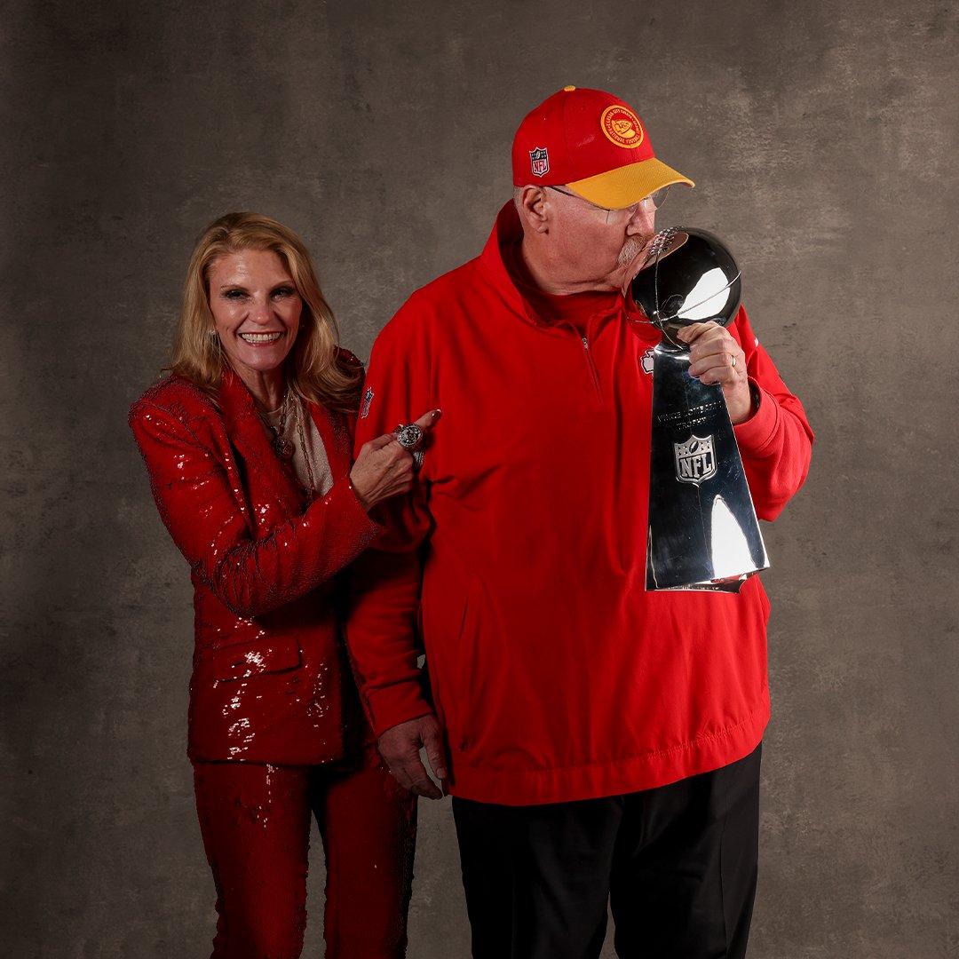 NFL's tweet photo. Who better to share Valentine's Day with than the Lombardi ❤️ https://t.co/2YQZMueT72
