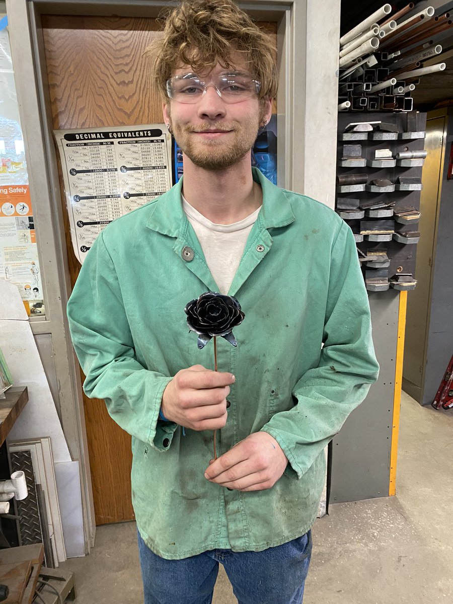 MrZweep's tweet photo. Lots of cool projects and learning taking place in the shop! Great effort by these students! #lpslions #purple_pride #teachsts #shopclass #itisagreatdaytobeashopteacher #CTE #ne_sts #ilovesps #nelovesps #neadvantage #necareered @pride_purple https://t.co/dRpZpNSD80