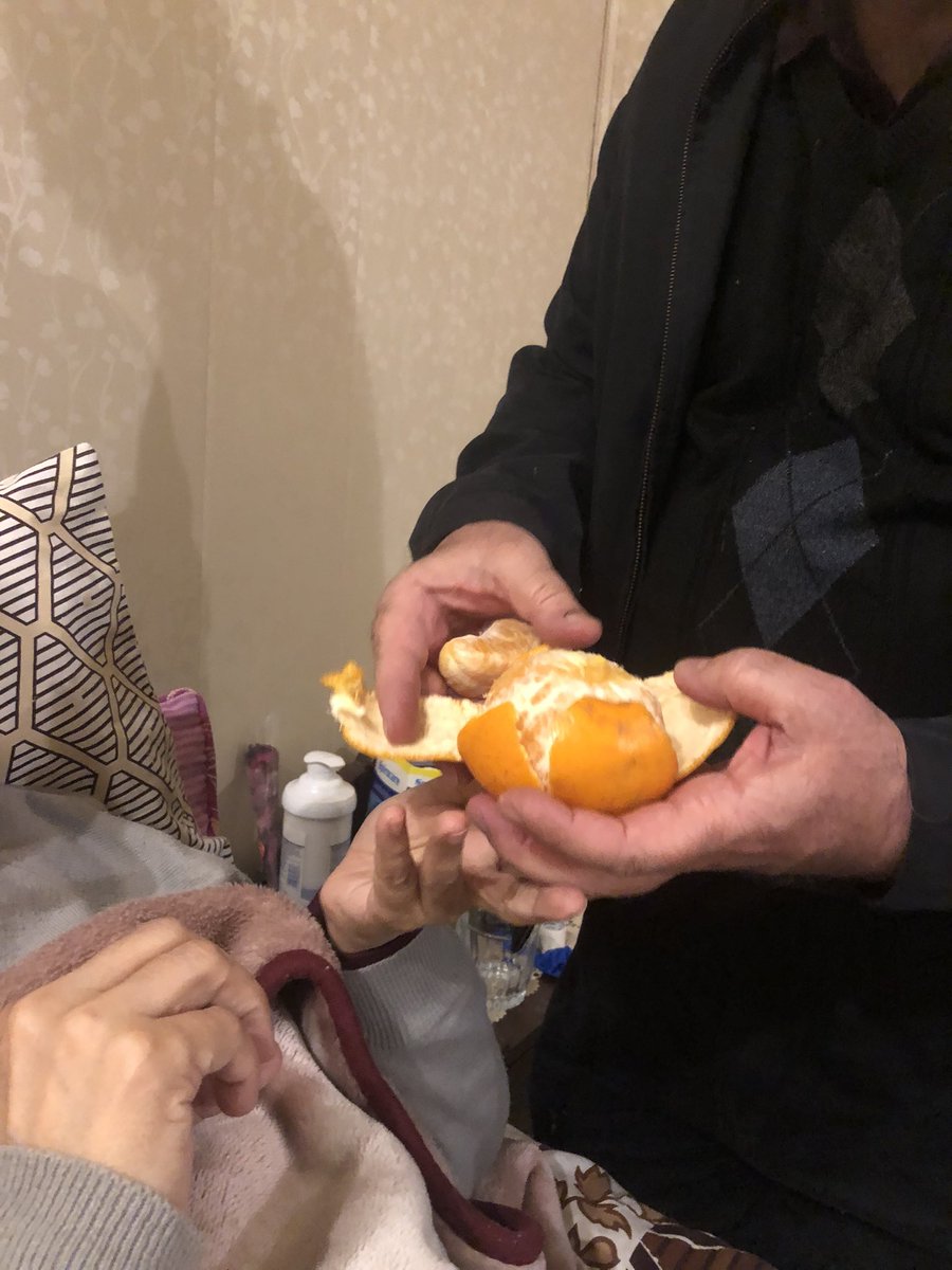 69bigdA's tweet photo. dad peeling an orange for my mother after her knee surgery https://t.co/Gozft8pEId