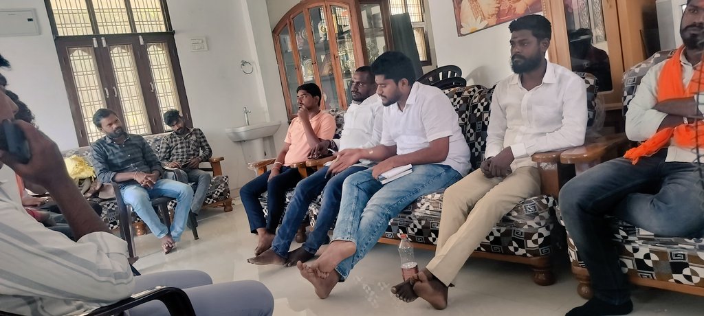 KINGBHARATH1's tweet photo. BJYM Warangal జిల్లా కార్యవర్గ సావేశంలో పాల్గొనడం జరిగింది e కార్యక్రమ లో రాబోవు కార్యక్రమాల గురించి  చర్చించడం జరిగింది .అనంతరం వర్ధన్నపేట అసెంబ్లీ నియోజకవర్గ కార్యకర్త ల లో మాట్లాడం జరిగింది. Bjym బలోపేతానికి కార్యక్రమాల ను చర్చిండ జరిగింది.
@BJP4Telangana https://t.co/Q9gBhSn3xY