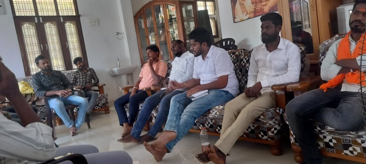 KINGBHARATH1's tweet photo. BJYM Warangal జిల్లా కార్యవర్గ సావేశంలో పాల్గొనడం జరిగింది e కార్యక్రమ లో రాబోవు కార్యక్రమాల గురించి  చర్చించడం జరిగింది .అనంతరం వర్ధన్నపేట అసెంబ్లీ నియోజకవర్గ కార్యకర్త ల లో మాట్లాడం జరిగింది. Bjym బలోపేతానికి కార్యక్రమాల ను చర్చిండ జరిగింది.
@BJP4Telangana https://t.co/Q9gBhSn3xY