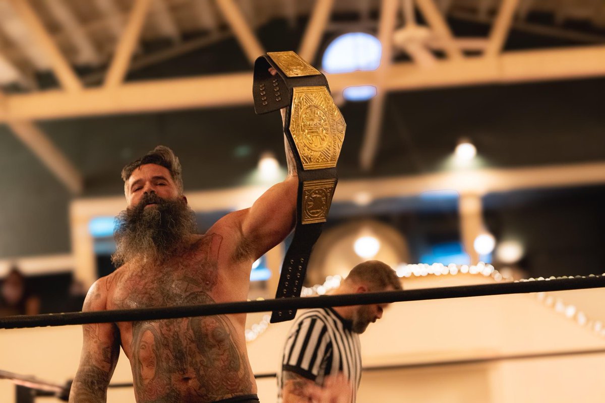 UnsanctionedPro's tweet photo. …AND NEW!
Our #FakeBeach3 main event saw LORD CREWE defeat AARON WILLIAMS in an incredibly hard hitting, emotional battle - ultimately ending his reign at 469 days.
Crewe’s first defense will be in less than 2 weeks at #UPRoyalFlush. Opponent to be announced TODAY at Noon. https://t.co/rRb1dbX77n