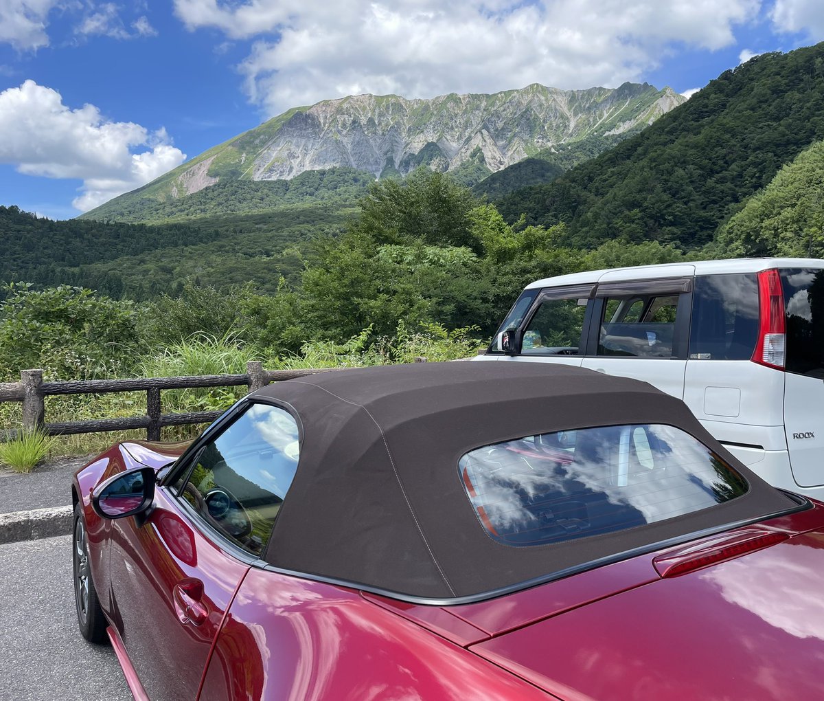 RedOutposts's tweet image. ND2 Vセレクションのベージュ幌&amp;amp;タン内装は人気出そうで惹かれます☺️
でも、このソウルレッド&amp;amp;キャラメルトップ&amp;amp;スポーツタンの組合せも上品で好きなんですよね。
ソウルレッドのVセレと並んで写真撮りたいなぁ🚗🚗📷

#ＮＤロードスター
#キャラメルトップ
#ソウルレッド