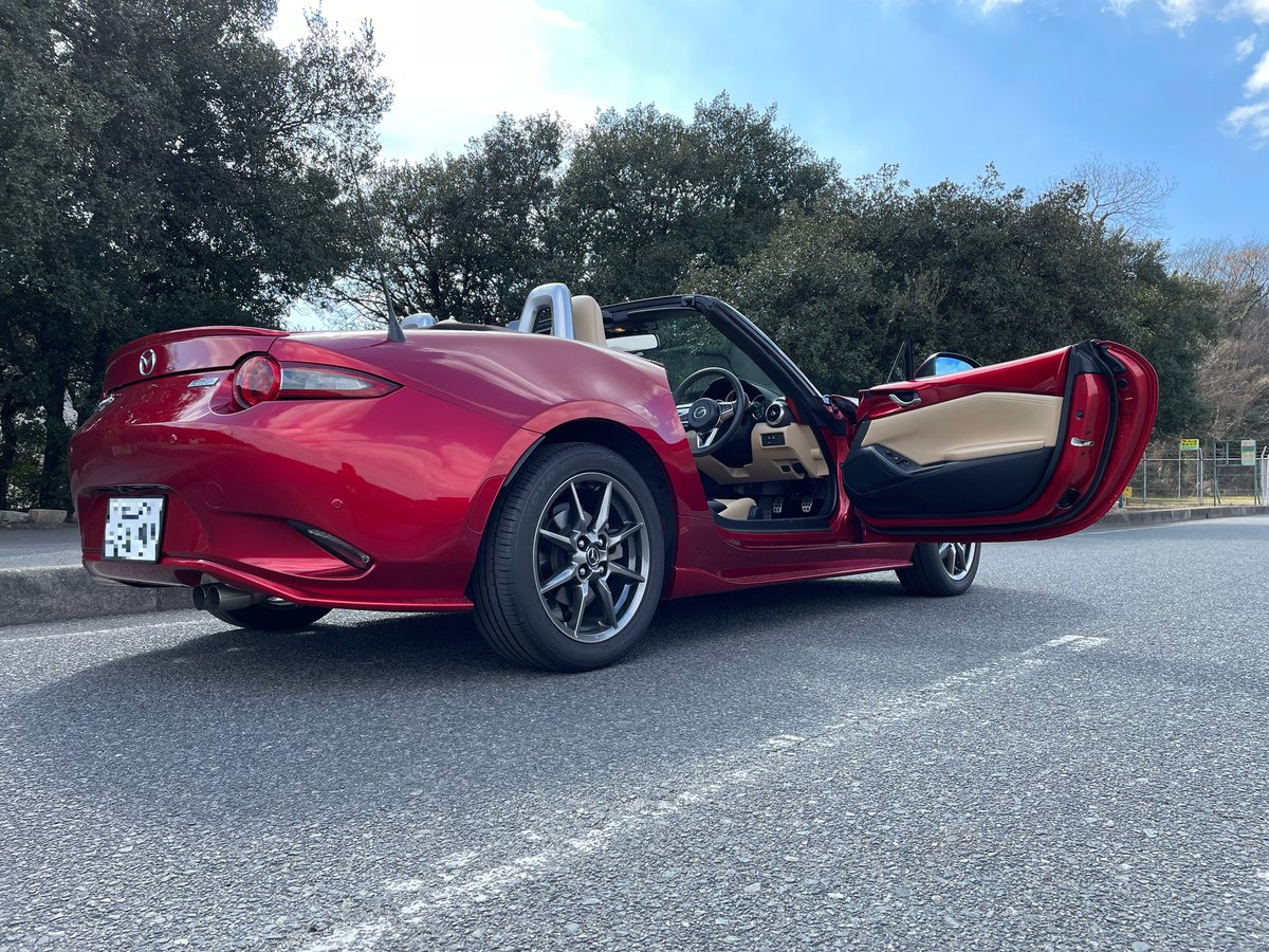 RedOutposts's tweet image. ND2 Vセレクションのベージュ幌&amp;amp;タン内装は人気出そうで惹かれます☺️
でも、このソウルレッド&amp;amp;キャラメルトップ&amp;amp;スポーツタンの組合せも上品で好きなんですよね。
ソウルレッドのVセレと並んで写真撮りたいなぁ🚗🚗📷

#ＮＤロードスター
#キャラメルトップ
#ソウルレッド