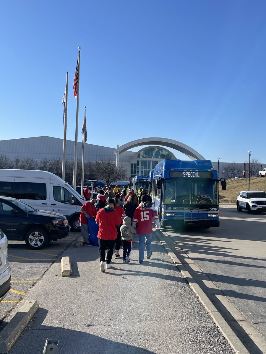 jarroldrc's tweet photo. Parade shuttles still going strong RideKC https://t.co/GPjLQzcYEC