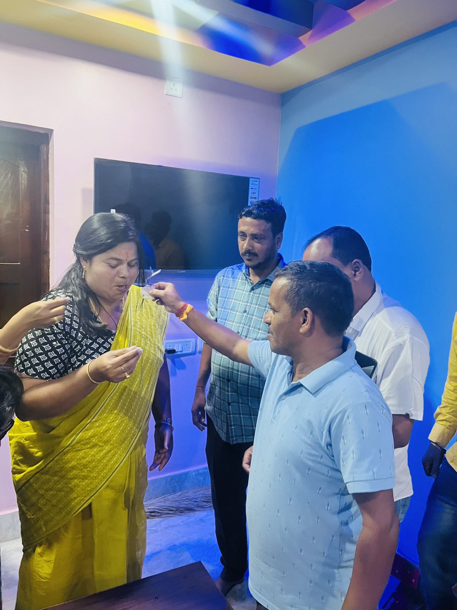 dbehera_bjp's tweet photo. ଭୁବନେଶ୍ୱର ସାଙ୍ଗଠନିକ ଜିଲ୍ଲା ଉତ୍ତର ଗ୍ରାମୀଣ ମଣ୍ଡଳ ମହିଳା ସଭାନେତ୍ରୀ ସଂଯୁକ୍ତା ଭାଉଜଙ୍କ ଜନ୍ମଦିବସ କୁ ନେତୃବୃନ୍ଦଙ୍କ ସହ ମଣ୍ଡଳ କାର୍ଯ୍ୟାଳୟରେ ପାଳନ କରିବା ଅବସରରେ | 💐🙏💐 https://t.co/6G9OS5EOG4