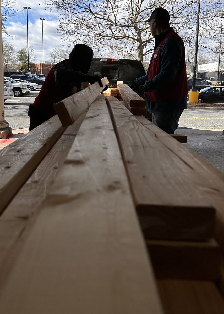 Lowe’s knows the Pro! Gaithersburg team loading up a pro customer so they can get their job done! @BlueBoxR1 @BenitoKomadina @DustinCornell5 @zsanitta