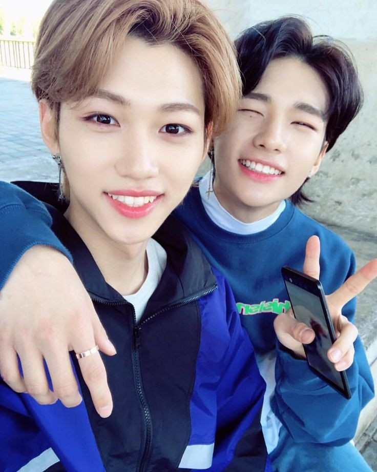 hfmegaverse's tweet photo. 🖤 hj loves to wrap his arm around flx                  
                         — a (long) thread https://t.co/zi9OdtQycQ