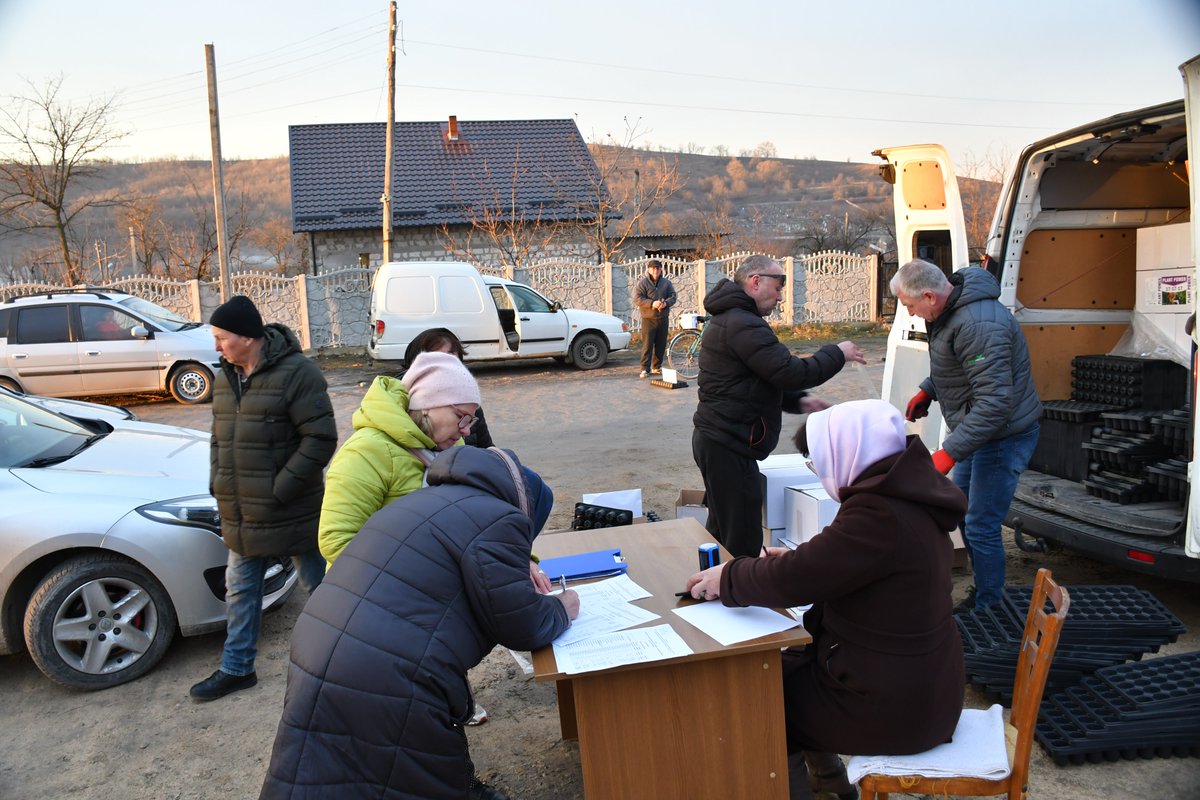 FAOMoldova's tweet photo. Supporting Moldovan farmers 🌾! Backed by @ADCinMoldova, Switzerland, @MofaJapan_en, @FAO delivers crucial aid to those hit by drought &amp; crisis. From seed kits to cattle feed, we’re nurturing recovery &amp; resilience. More details 🔗 https://t.co/GfTRtadITH https://t.co/NIm1oS6HZX