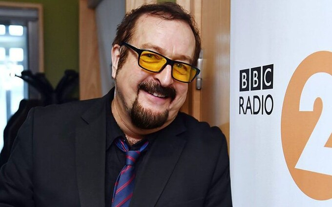 It's with great sorry that we lost the amazing & talented #SteveWright, so young from the world yesterday. He gave me & many others so much joy, pleasure & laughter during his time @ #BBCRadio2 & @BBCRadio1 very fitting he died on #WorldRadioDay Rest in Peace, music & laughter ♥️