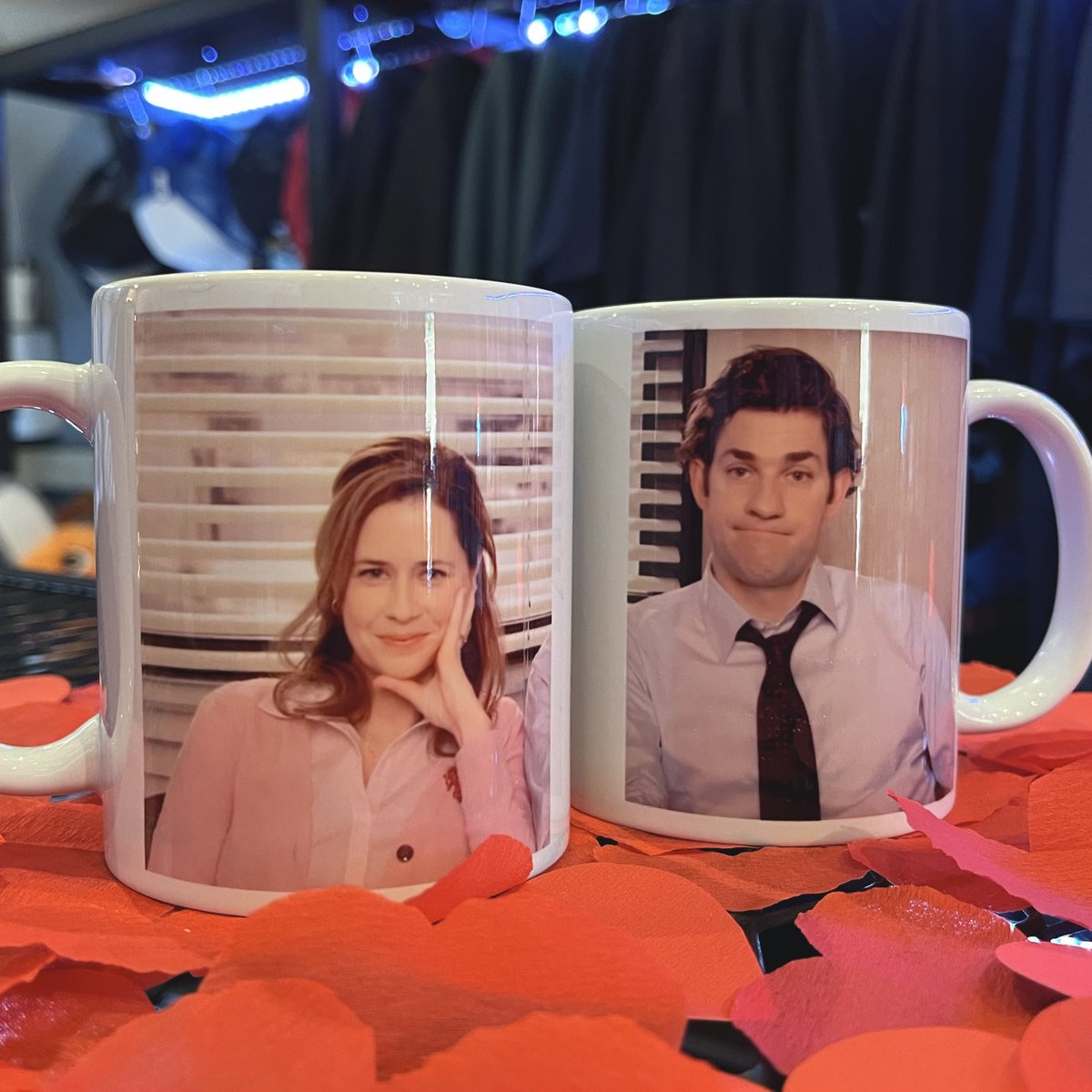 Sí, teníamos que hacer estas tazas de Pam y Jim.