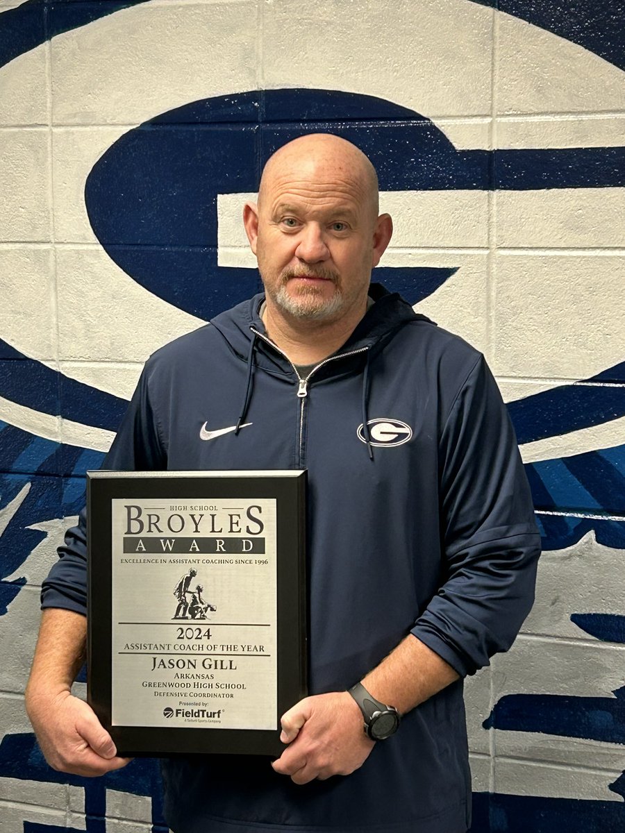 GSD_Excellence's tweet photo. ￼
Congratulations to Coach Jason Gill!👏🏻👏🏻👏🏻 
Coach Gill was presented with the Broyles Award at the ArFCA Coaches Clinic. 🏈🏈 The Broyles Award honors the nation’s best assistant football coaches by creating the High School Broyles Award. 🏆 https://t.co/ntBvopNSTo