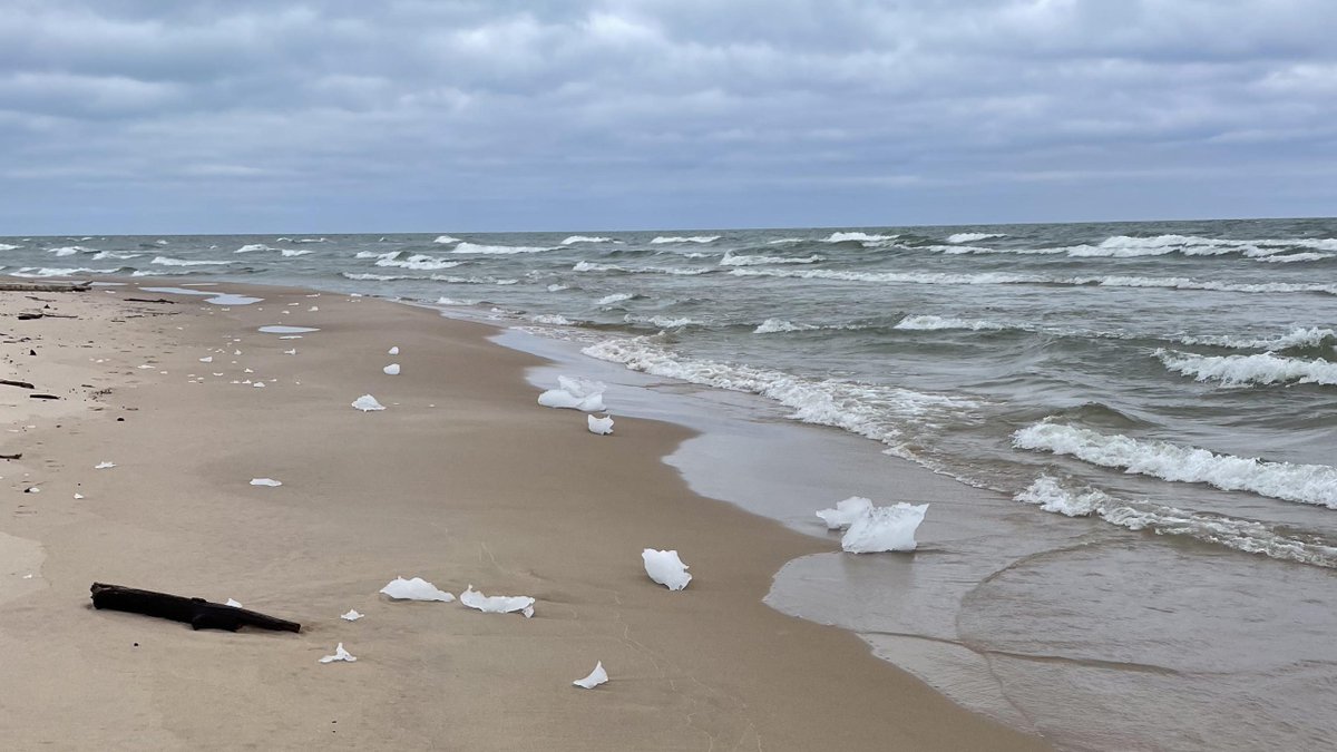 📢: @noaa_glerl has reported a steady decrease in ice coverage across the #GreatLakes, which has reached a historic low Ice coverage was measured at: Lake Superior 1.7 % Lake Michigan 2.6 % Lake Huron 5.9 % Lake Erie 0.05 % Lake Ontario 1.7 % Learn more: research.noaa.gov/2024/02/13/gre…