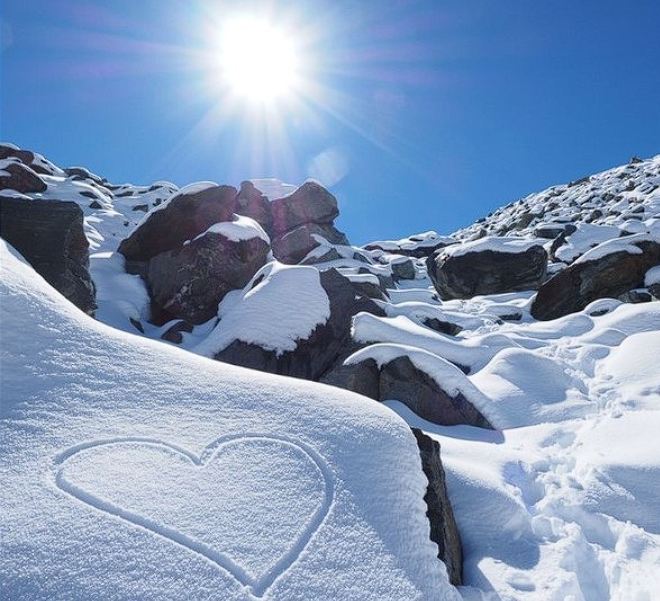 cbccabins's tweet photo. Roses are red, violets are blue, our business loves you ❤️
.
Happy Valentine's Day from the Colorado Bear Creek Cabins Family!
.
Got any fun plans? 🤔
.
.
.
#valentines #valentinesdecor #valentinesday2024 #valentinesday #valentinesdaygift #valentinesphotoshoot #valentinesgifts https://t.co/3szdVinJth